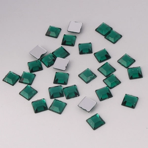Détail macro de strass acryliques carrés vert émeraude 5mm pour décoration d'ongles