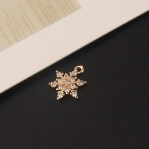 Macro-opname van vergulde sneeuwvlokhanger met zirkonia voor het maken van sieraden