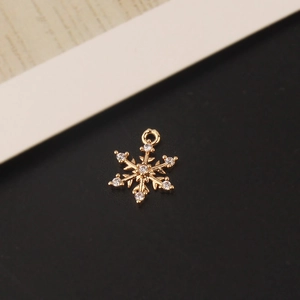 Macro-opname van vergulde sneeuwvlok hanger met zirkoon voor DIY-sieraden maken