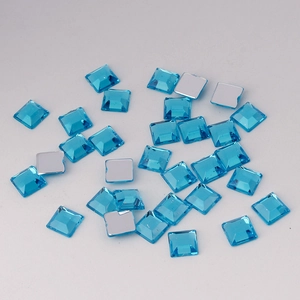 Détail macro de strass carrés 5mm bleu aqua à dos plat pour décoration nail art DIY