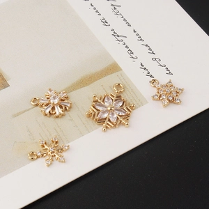 Set van vier vergulde sneeuwvlok hangers met zirkonia voor DIY-sieraden maken