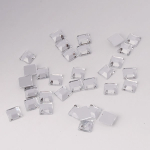 Vue détaillée de strass carrés en acrylique transparent de 5mm pour le nail art et le DIY