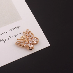 Makroaufnahme von vergoldetem Schmetterlingsanhänger mit Zirkonia für DIY-Schmuckdesign