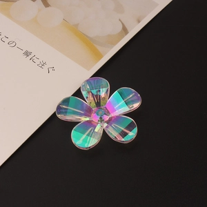 Detail van iriserende vijfbladige bloemkraal met aurora-coating voor DIY-sieraden maken