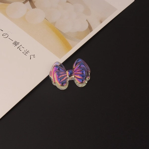 Macro detail van aurora iriserende hars strik charme met kleurrijke metallic glans