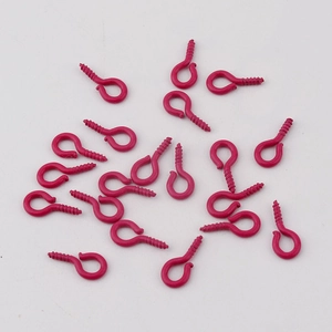 Detailansicht von rosafarbenen lackierten Ringschrauben für DIY-Schmuckherstellung