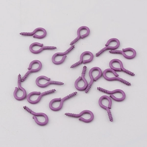 Makro-Detail von lila lackierten Ringschrauben für handgefertigte DIY-Bastelprojekte