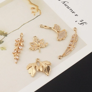 Pendentifs feuilles de ginkgo et d'érable dorés avec zircons micro-pavés pour bijoux DIY