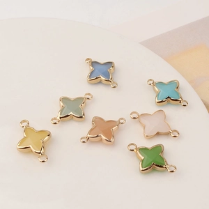 Set di 7 ciondoli a stella colorati dorati con doppi anelli per creazione di gioielli