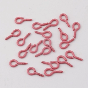 Detailansicht rosa lackierter Augenschrauben aus Metall für DIY-Puppenanhänger und Handwerk