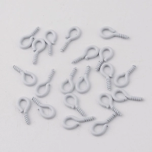 Makro-Detail weiß lackierter Ringschrauben mit Schneidgewinde für DIY-Schmuckherstellung