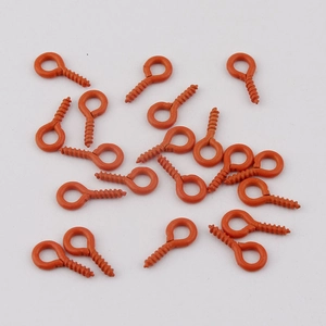 Detail von hellorange lackierten Metall-Ringschrauben für DIY-Puppenzubehörteile