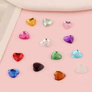 Strass colorati in acrilico a forma di cuore per fai-da-te con superficie sfaccettata