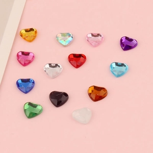 Vista dettagliata di strass acrilici multicolori da 8 mm a forma di cuore per il DIY