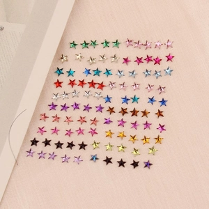 Strass pour nail art en forme d'étoile de 3mm sur un fond textile minimaliste