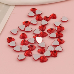 Dettaglio di strass a cuore in acrilico rosso 8mm con retro piatto argentato