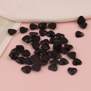Dettaglio di gemme in resina acrilica sfaccettata a forma di cuore per progetti fai da te