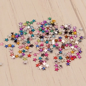 Vue macro de strass pour nail art en forme d'étoile à cinq branches de 3mm colorés