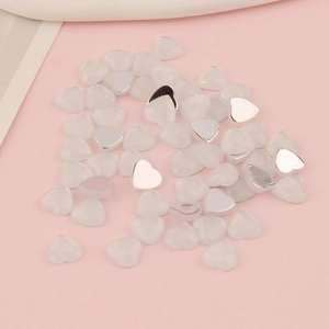 Dettaglio di perline in acrilico a forma di cuore da 8 mm in bianco latte e argento