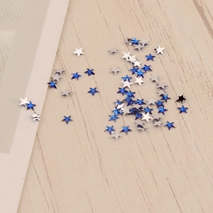 Gros plan de strass de 3mm en forme d'étoile bleus et argentés pour décoration d'ongles