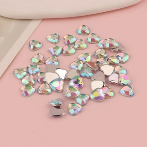 Dettaglio macro di strass acrilici a forma di cuore da 8 mm con rivestimento AB cangiante e retro piatto