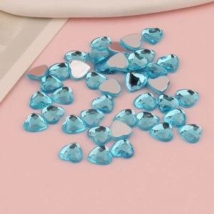 Dettaglio di strass in acrilico azzurro a forma di cuore da 8 mm per decorazioni fai-da-te