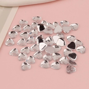 Vista macro di strass in acrilico argento a forma di cuore da 8 mm per fai-da-te e nail art