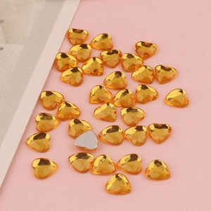 Dettaglio di strass in acrilico a cuore dorato da 8 mm con retro piatto e sfaccettature