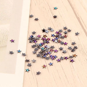 Vue macro de strass étoiles aurore 3mm colorés pour nail art et bricolage DIY