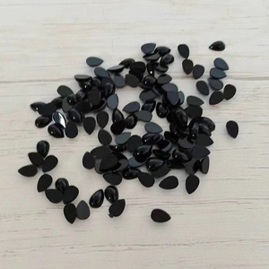 Λεπτομέρεια από μαύρα ακρυλικά στρας 4x6mm σε σχήμα δάκρυ για χειροποίητες κατασκευές