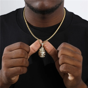 Detailaufnahme des Hip-Hop Granaten-Anhängers mit Goldbeschichtung und funkelnden Kristallen