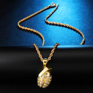 Makroaufnahme von Gold-Granaten-Anhänger mit Kristallen und klassischer Seilkette