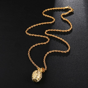 Detailansicht der Granate-Halskette mit Zirkonia-Besatz und goldener Kordelkette