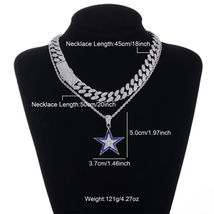 Detalle de cadena hip hop de capas con un gran colgante de estrella con gemas azules y blancas