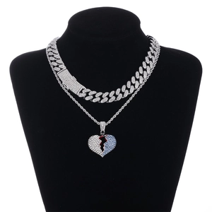 Collana a catena cubana con pendente a cuore su espositore in velluto nero