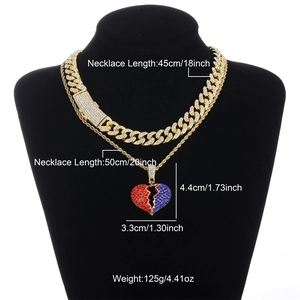 Collana cubana ghiacciata con ciondolo a cuore spezzato rosso e blu su modello da collo