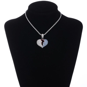Dettaglio della collana hip hop con pendente a cuore spezzato in strass blu e bianchi