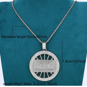 Vue détaillée du pendentif Cène de Da Vinci avec cristaux glacés sur une chaîne corde