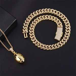 Ensemble de bijoux hip-hop avec chaîne cubaine dorée et pendentif rugby glacé