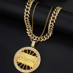 Collier gourmette or hip hop avec pendentif La Cène de Léonard de Vinci serti de diamants