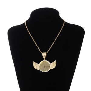 Collar hip hop con colgante de marco de fotos con alas de ángel doradas y diamantes
