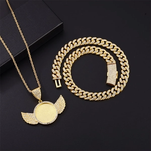 Set hip hop dorado con colgante de alas de ángel para foto y cadena cubana de lujo