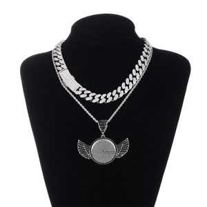Conjunto de cadena cubana hip hop con colgante de relicario redondo con alas