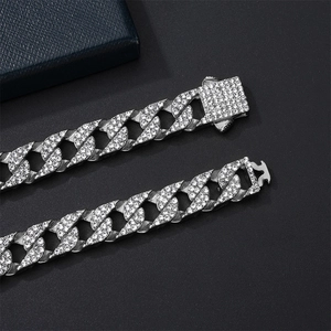 Collana a catena cubana d'argento con zirconi in stile hip hop su fondo scuro opaco