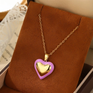 Collier élégant avec pendentif cœur émaillé violet en acier inoxydable doré sur velours