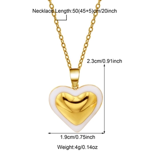 Collier avec pendentif cœur en acier inoxydable doré et bordure en émail blanc sur chaîne