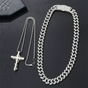 Hiphop Punk Cross Necklace For Men Women Alloy Rhinestone Skull Detail Pendant Gothic Fashion Jewelry Accessory Party Gift