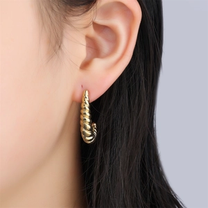 Boucles d'oreilles dorées en forme de U avec texture torsadée et plaqué or 18 carats chic