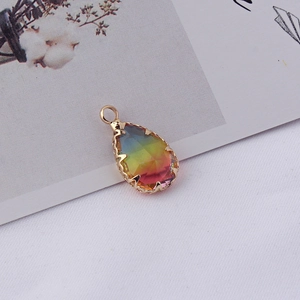 Vue détaillée du pendentif en cristal arc-en-ciel avec bordure en cuivre doré poli