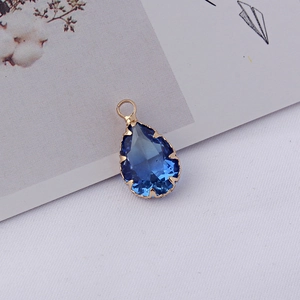 Vue détaillée du pendentif goutte en cristal dégradé bleu avec bordure en cuivre doré
